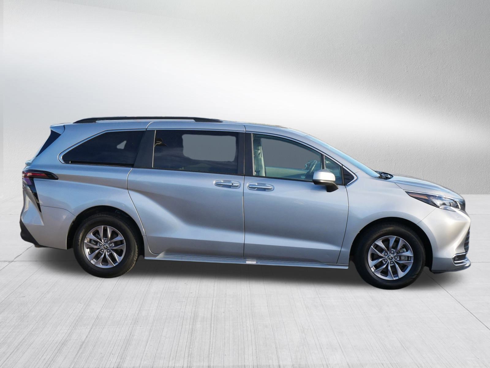 Used 2024 Toyota Sienna XLE image 6