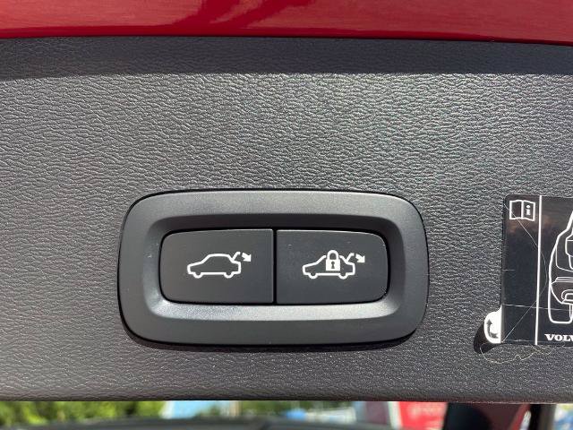 Used 2021 Volvo XC40 T5 R-Design w/ Climate Package AWD/4WD image 12