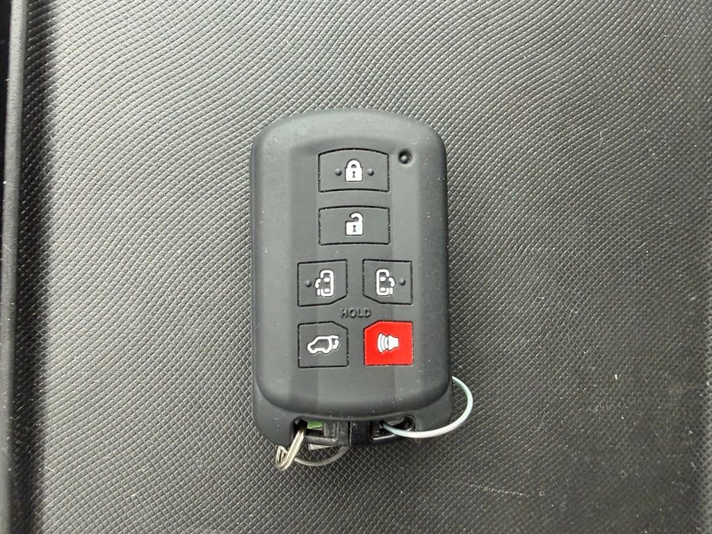 Used 2019 Toyota Sienna XLE w/ XLE Navigation Package AWD/4WD image 27
