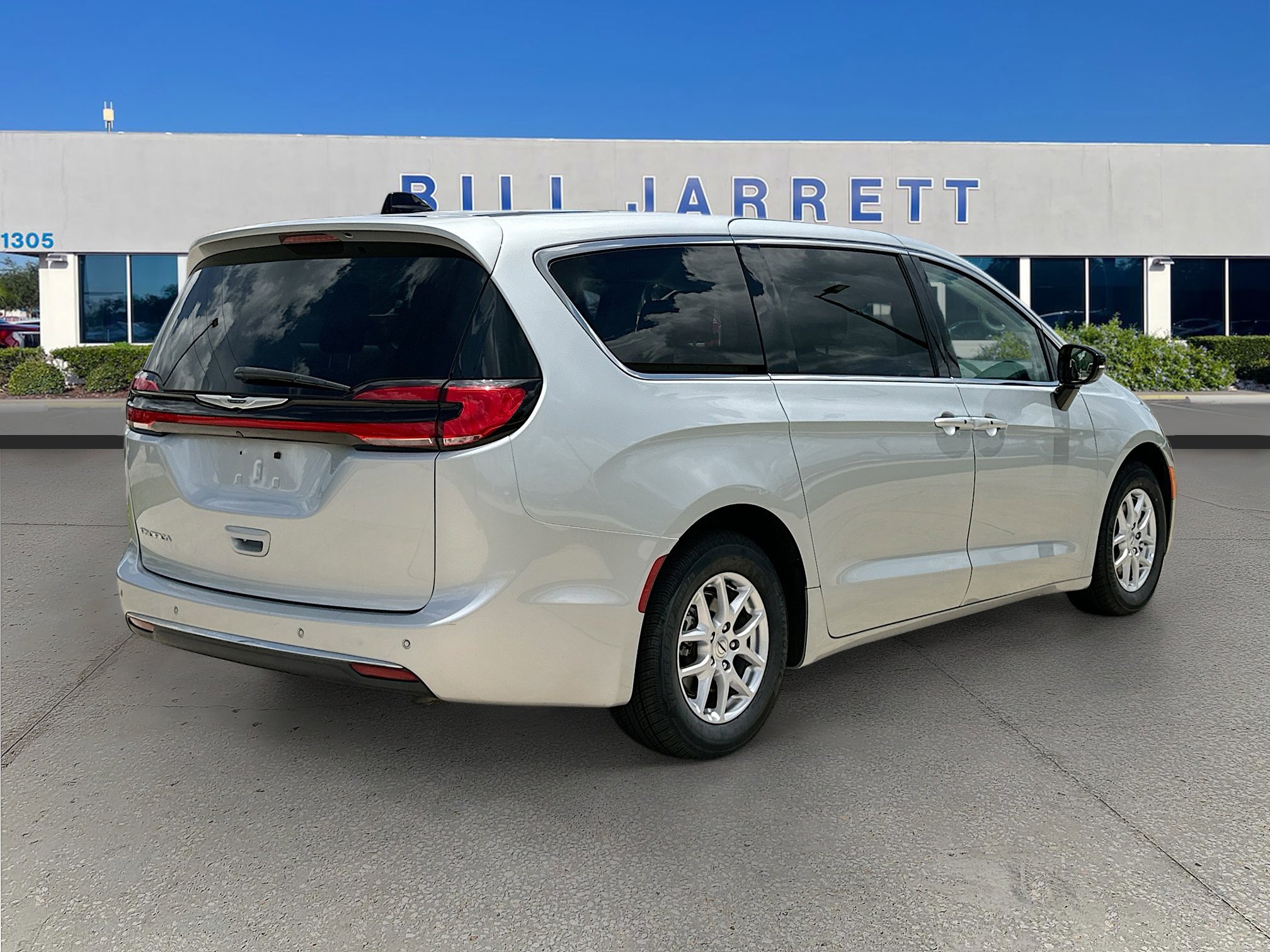 Used 2024 Chrysler Pacifica Touring-L FWD image 7