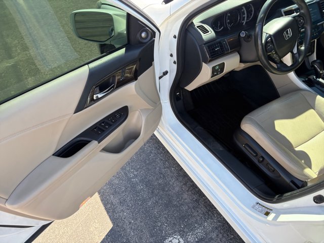 Used 2017 Honda Accord Touring image 13