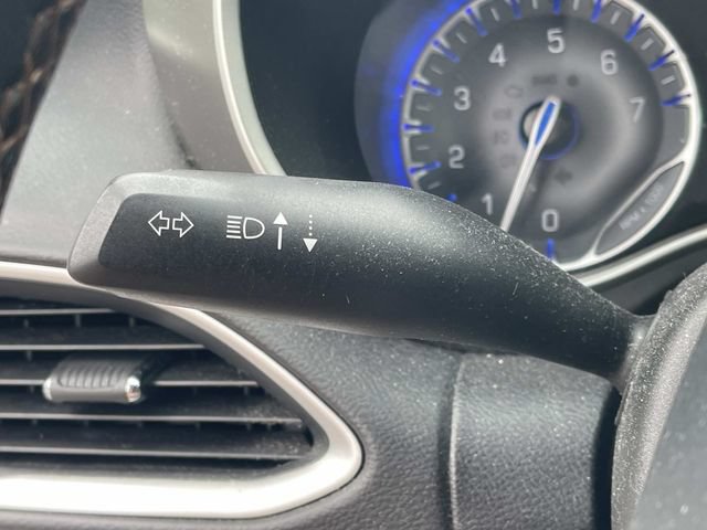 Used 2020 Chrysler Pacifica Touring-L FWD image 40