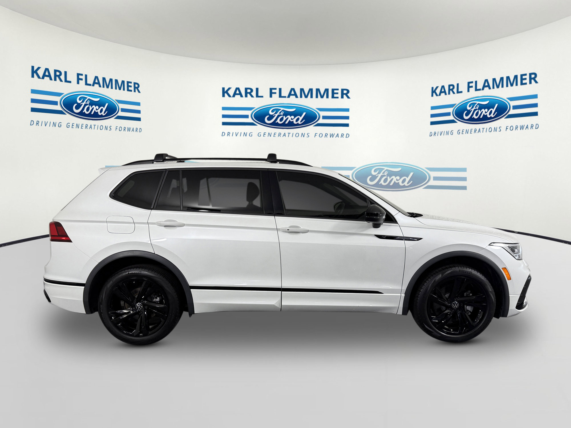 Used 2024 Volkswagen Tiguan SE R-Line image 2