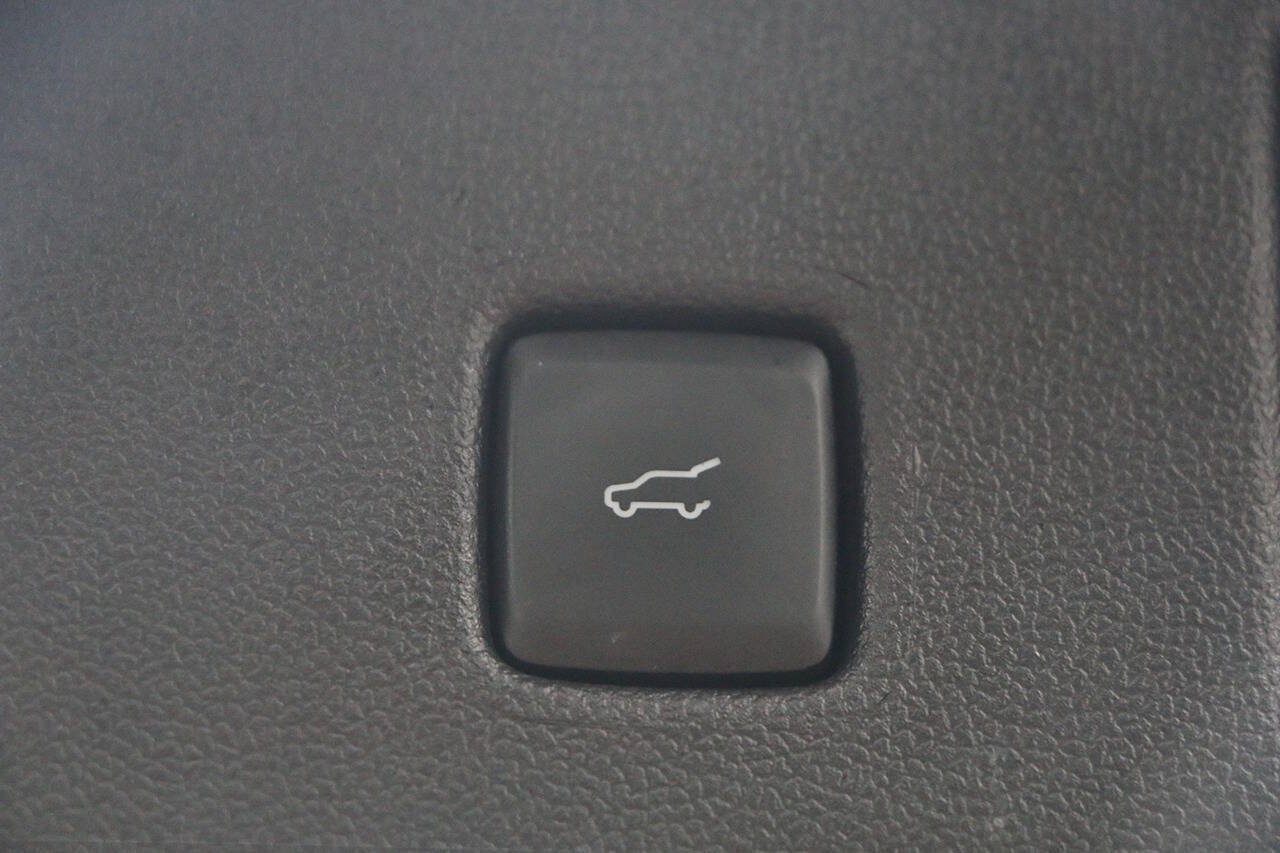 Certified 2025 Ford Escape ST-Line Select AWD/4WD image 12