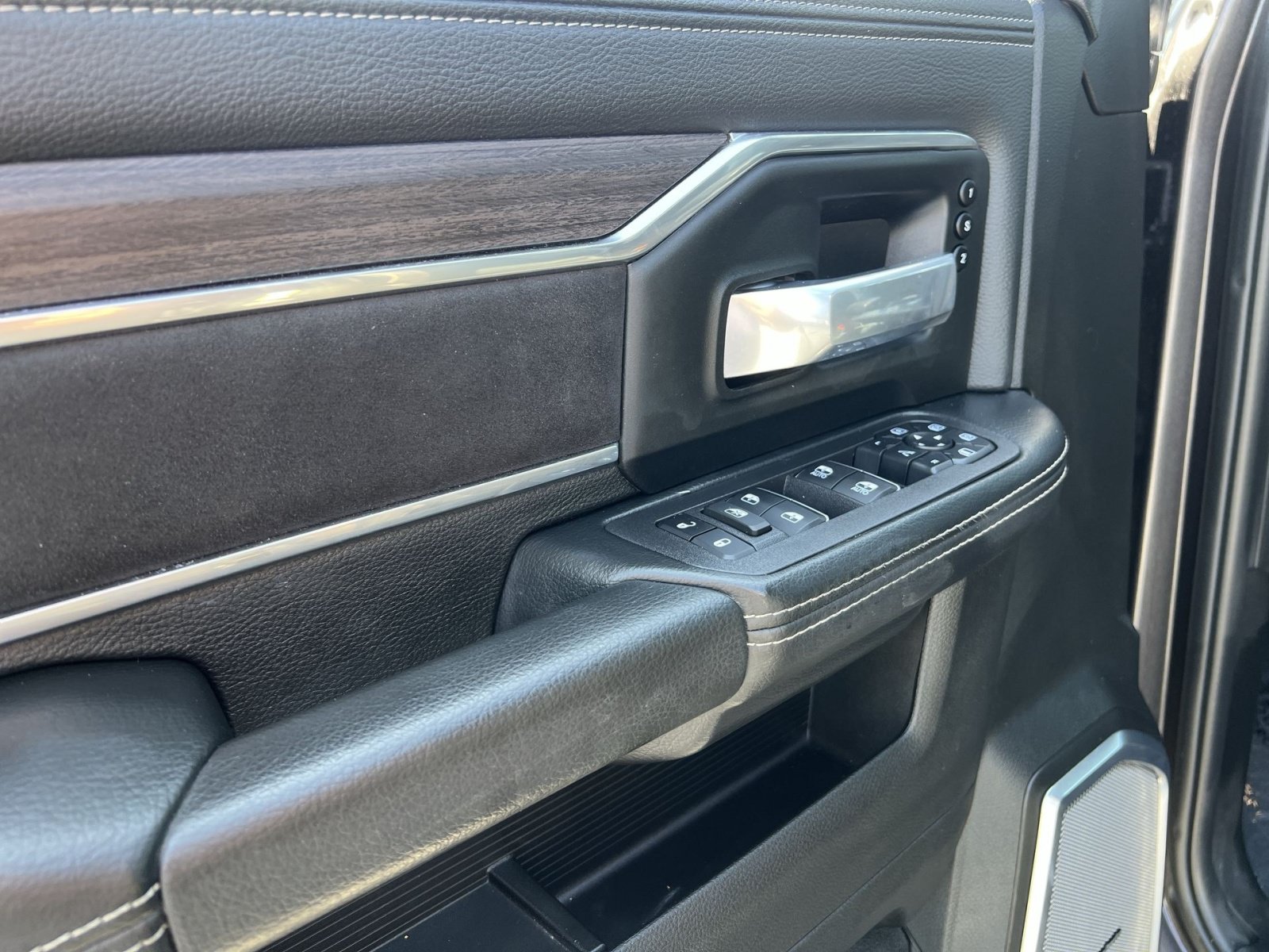 Used 2025 RAM 2500 Laramie AWD/4WD image 15