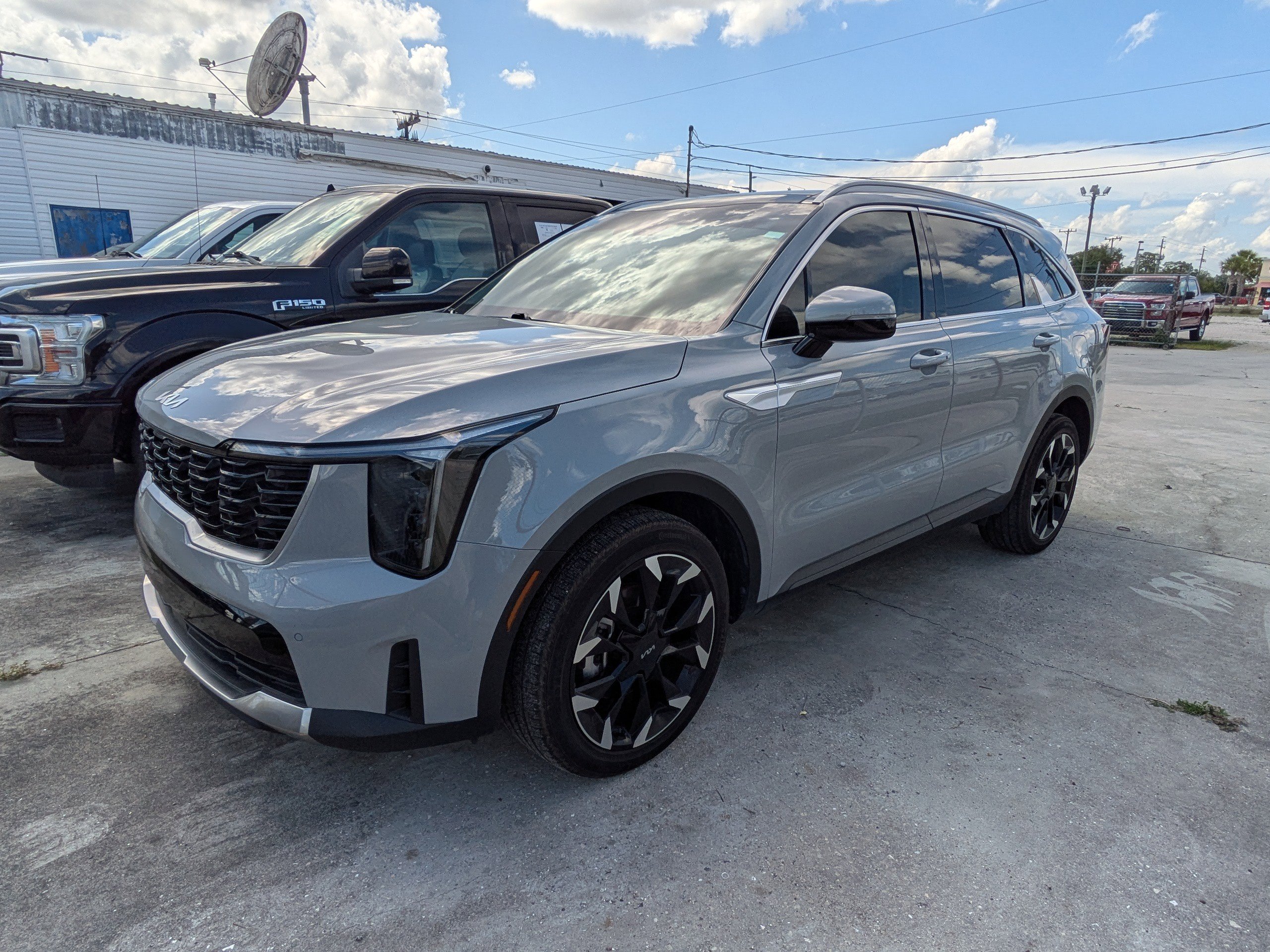 Used 2025 Kia Sorento EX w/ Panoramic Sunroof Package FWD image 4