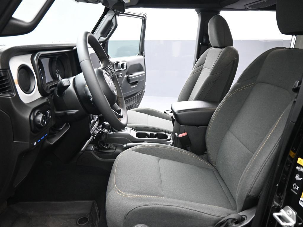 Used 2024 Jeep Wrangler Unlimited image 37