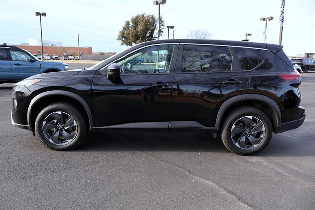 Used 2024 Nissan Rogue SV image 2