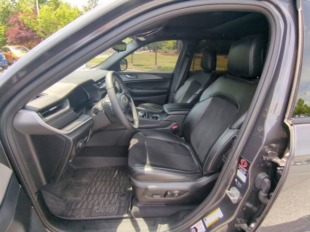 Used 2024 Jeep Grand Cherokee Altitude AWD/4WD image 16
