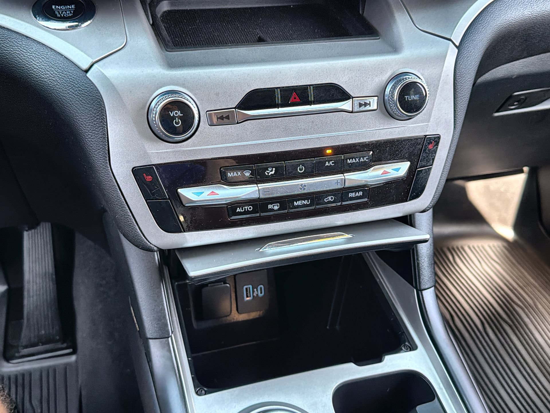 Certified 2024 Ford Explorer XLT RWD image 18