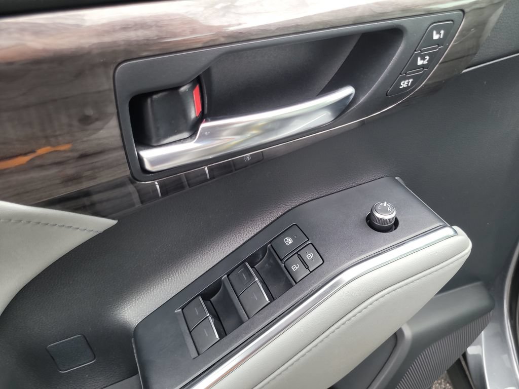 Used 2020 Toyota Highlander Limited FWD image 18
