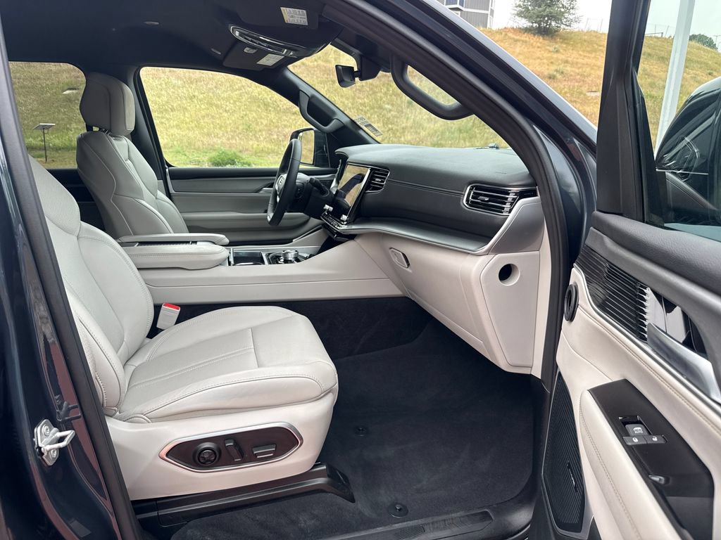 Used 2025 Jeep Wagoneer L Series II AWD/4WD image 31