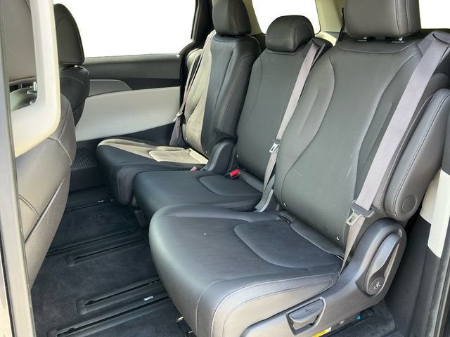 Used 2024 Kia Carnival LX FWD image 16