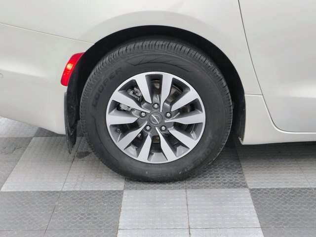 Used 2021 Chrysler Pacifica Touring-L w/ Uconnect Theater Family Group FWD image 13