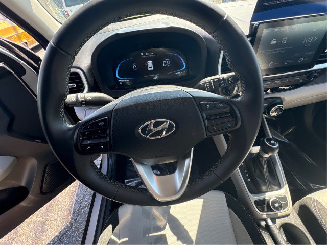 Used 2025 Hyundai Venue SEL FWD image 16