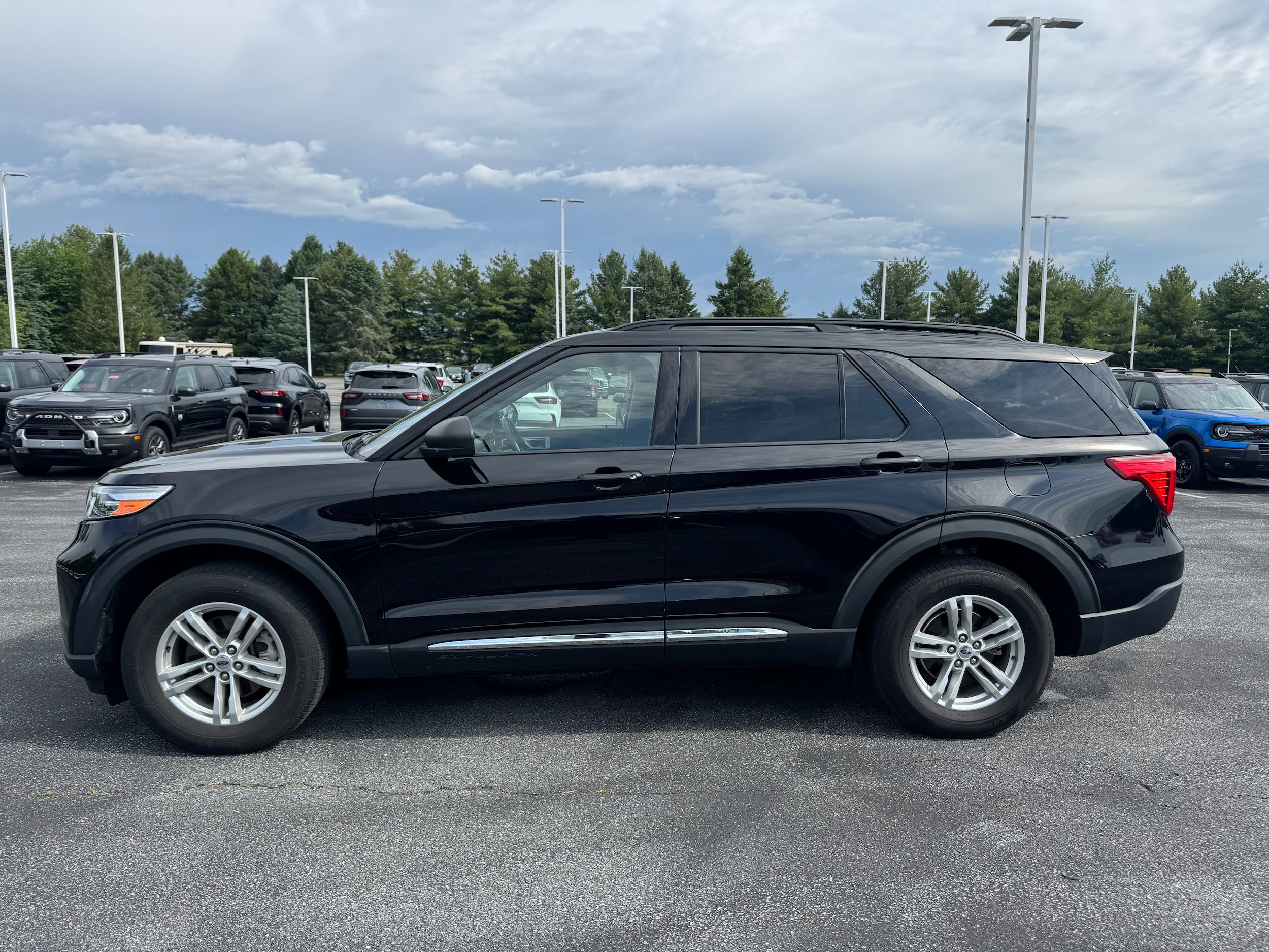 Certified 2022 Ford Explorer XLT w/ Equipment Group 202A AWD/4WD image 2
