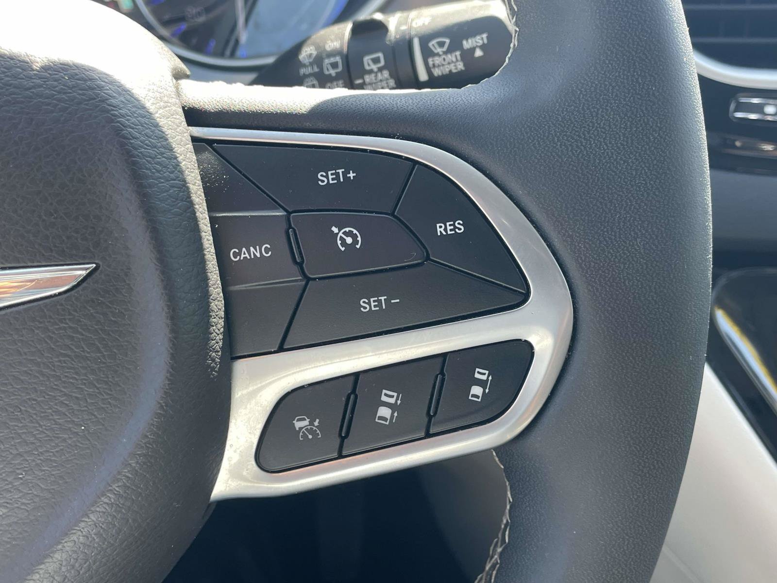 Used 2024 Chrysler Pacifica Touring-L FWD image 20