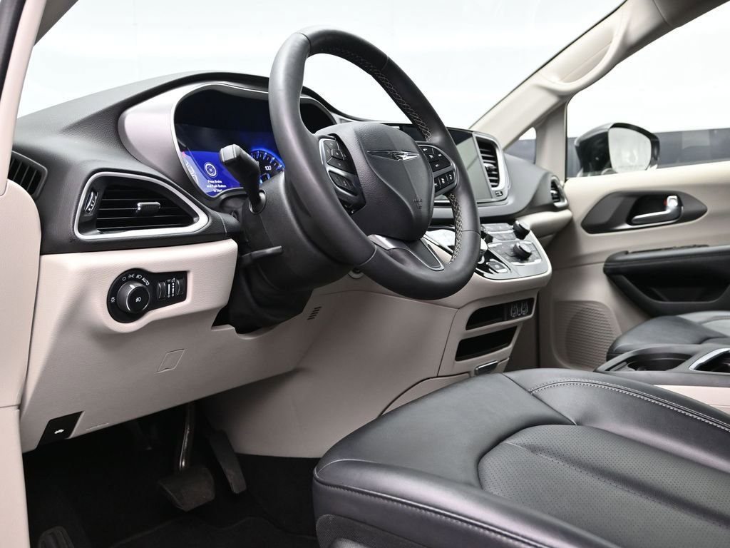 Used 2024 Chrysler Pacifica Touring-L image 16