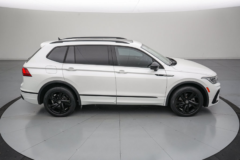 Used 2023 Volkswagen Tiguan SE R-Line AWD/4WD image 3