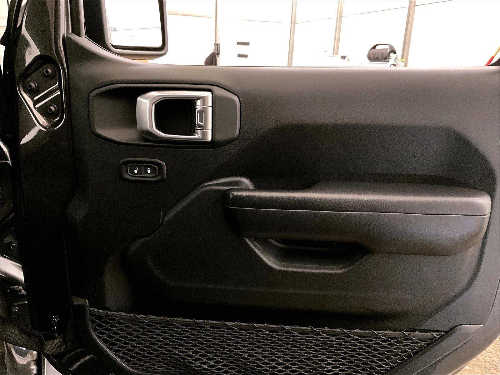 Used 2018 Jeep Wrangler Sport AWD/4WD image 23