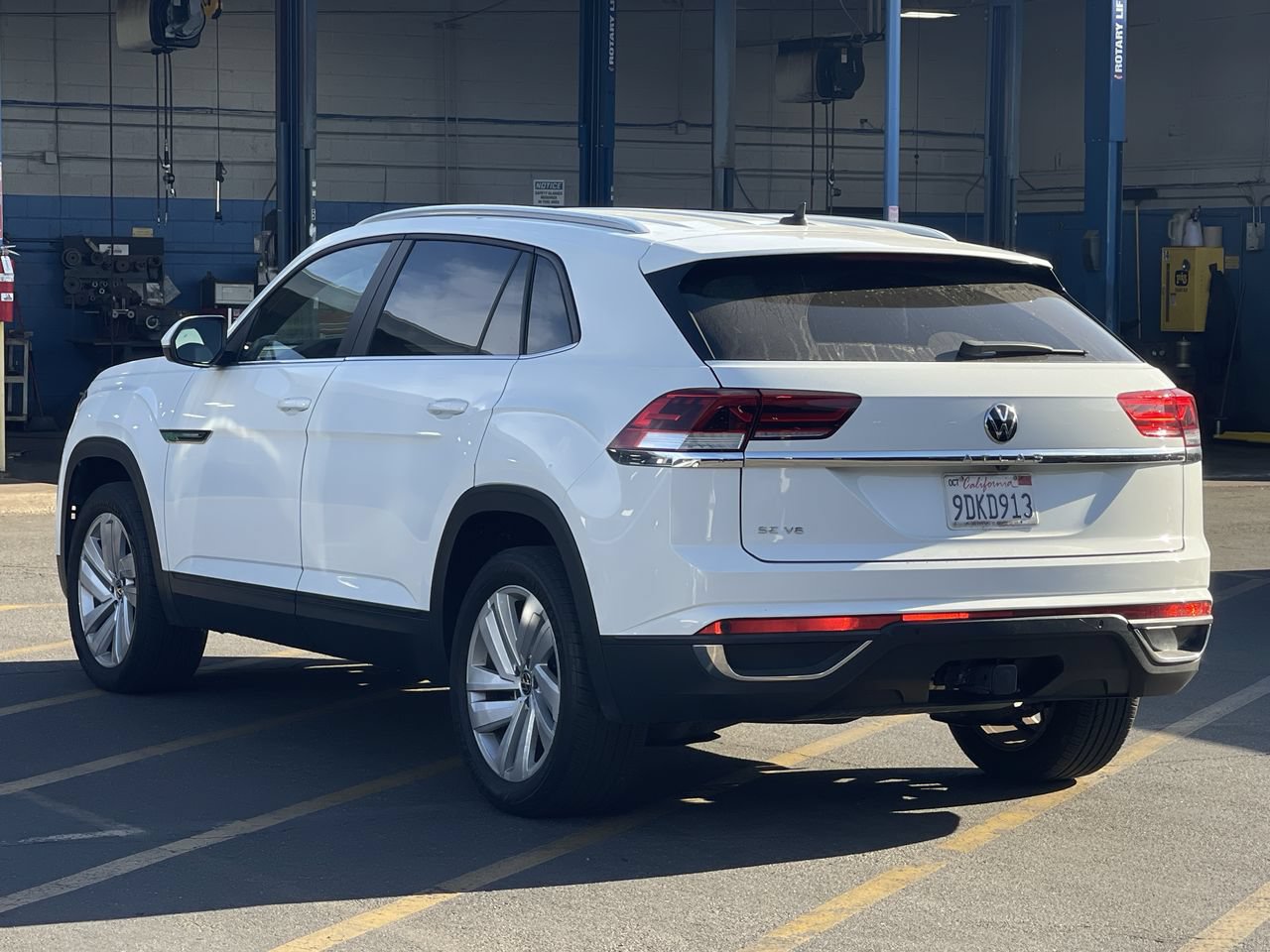 Used 2023 Volkswagen Atlas Cross Sport SE FWD image 3