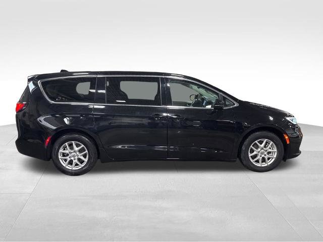 Used 2024 Chrysler Pacifica Touring-L image 7