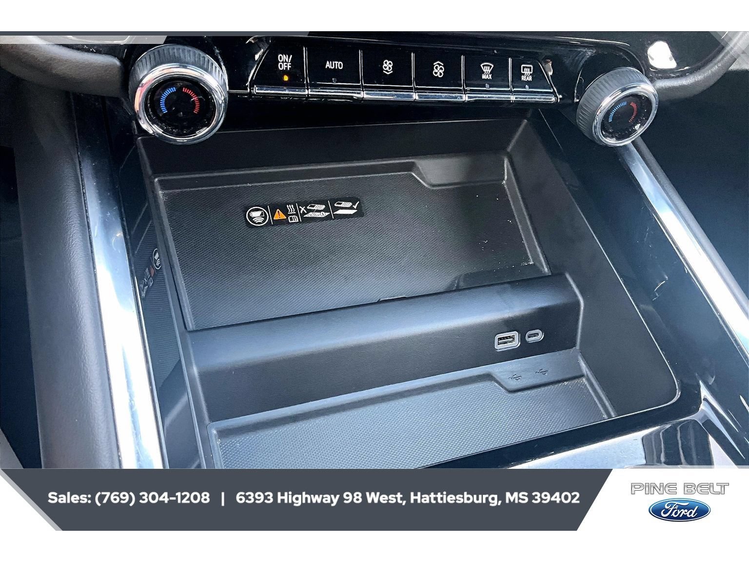 Used 2025 Chevrolet Suburban LT RWD image 24