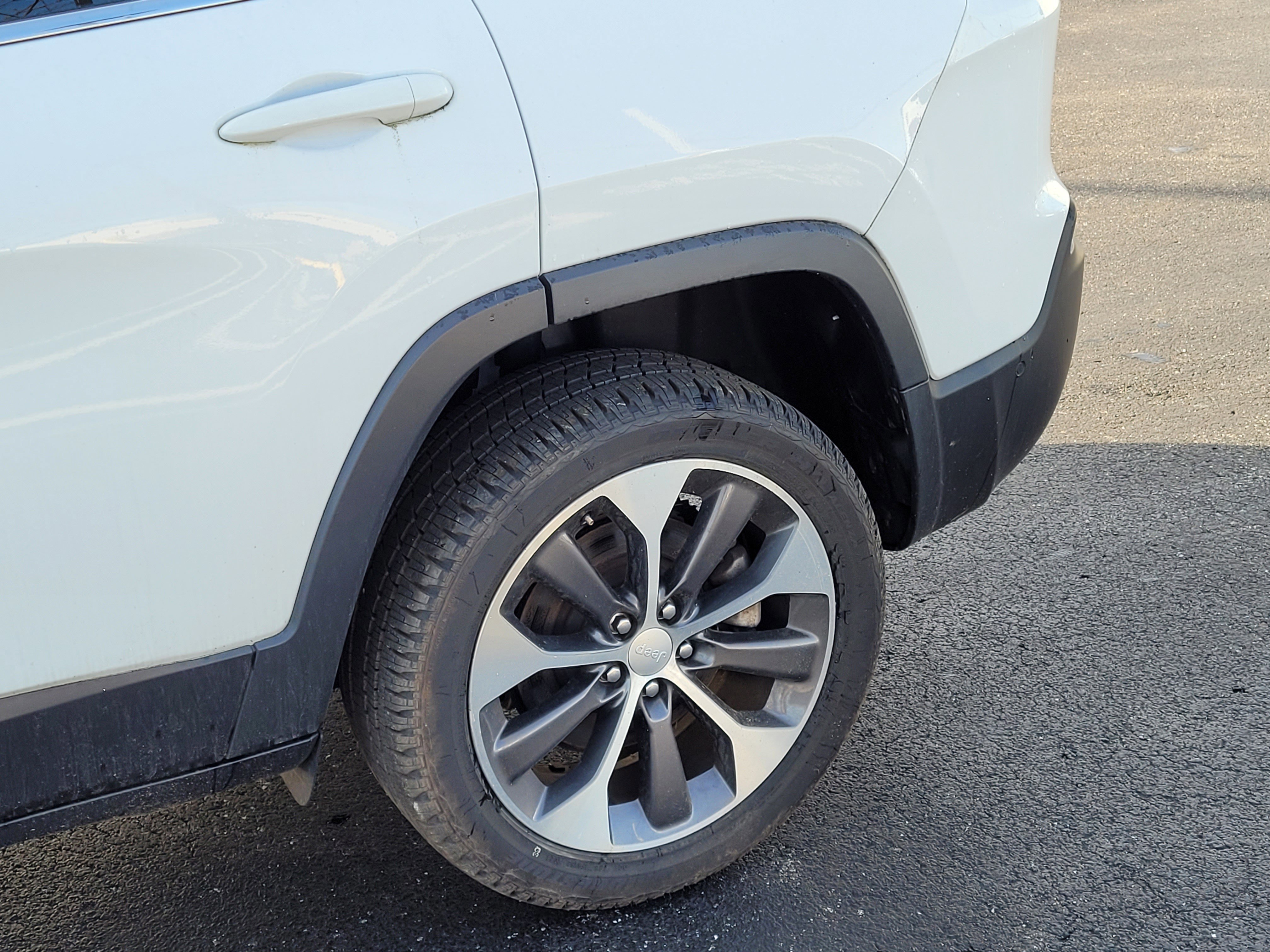 Used 2022 Jeep Cherokee Limited w/ Elite Package image 10