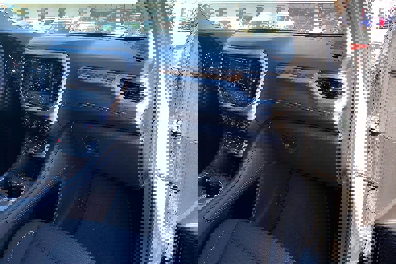 Used 2023 GMC Acadia SLE w/ Elevation Edition image 18