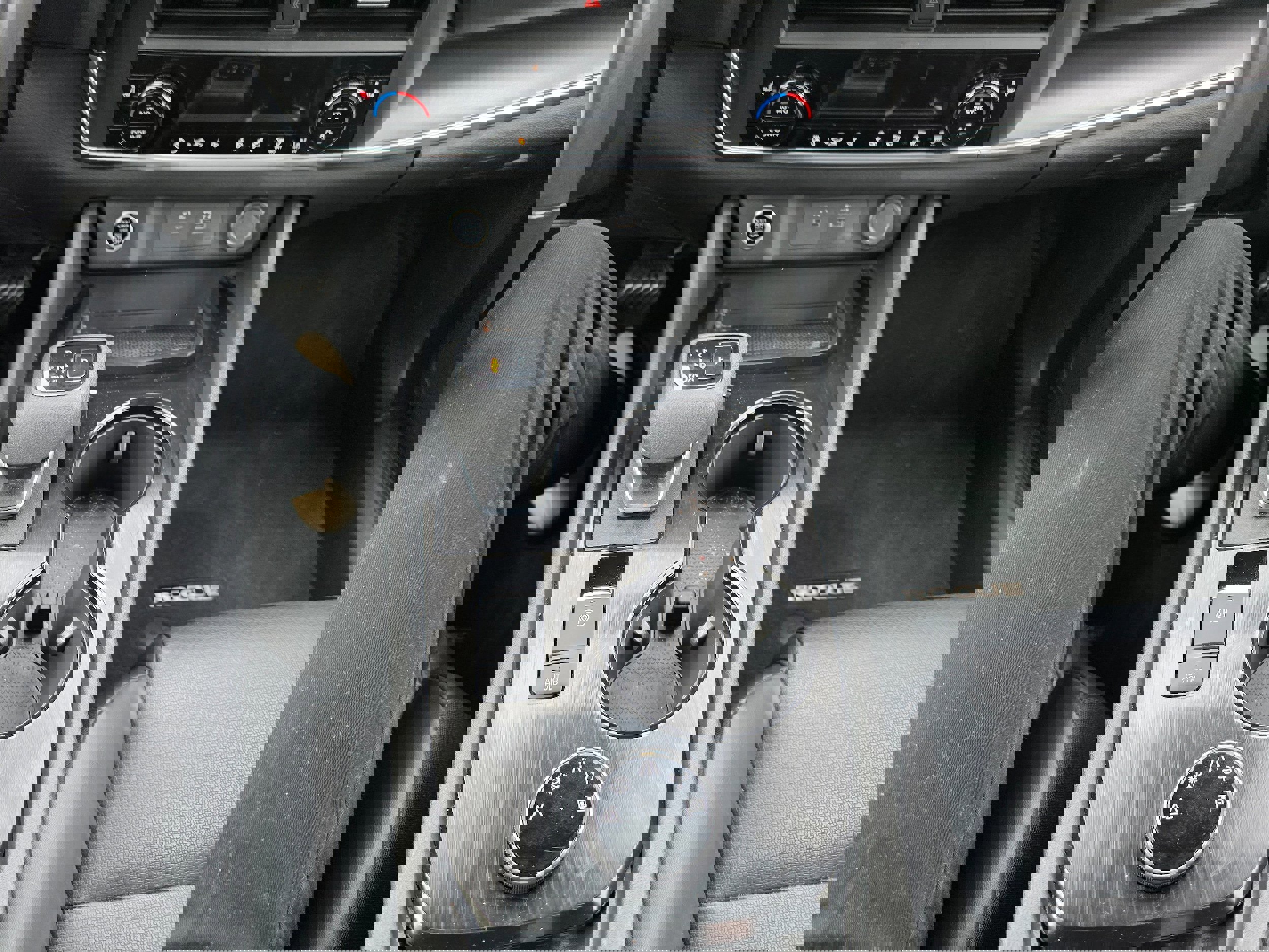 Used 2023 Nissan Rogue SV w/ SV Premium B Package image 13