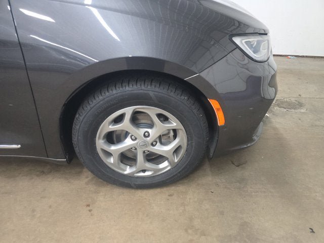 Used 2022 Chrysler Pacifica Limited FWD image 2