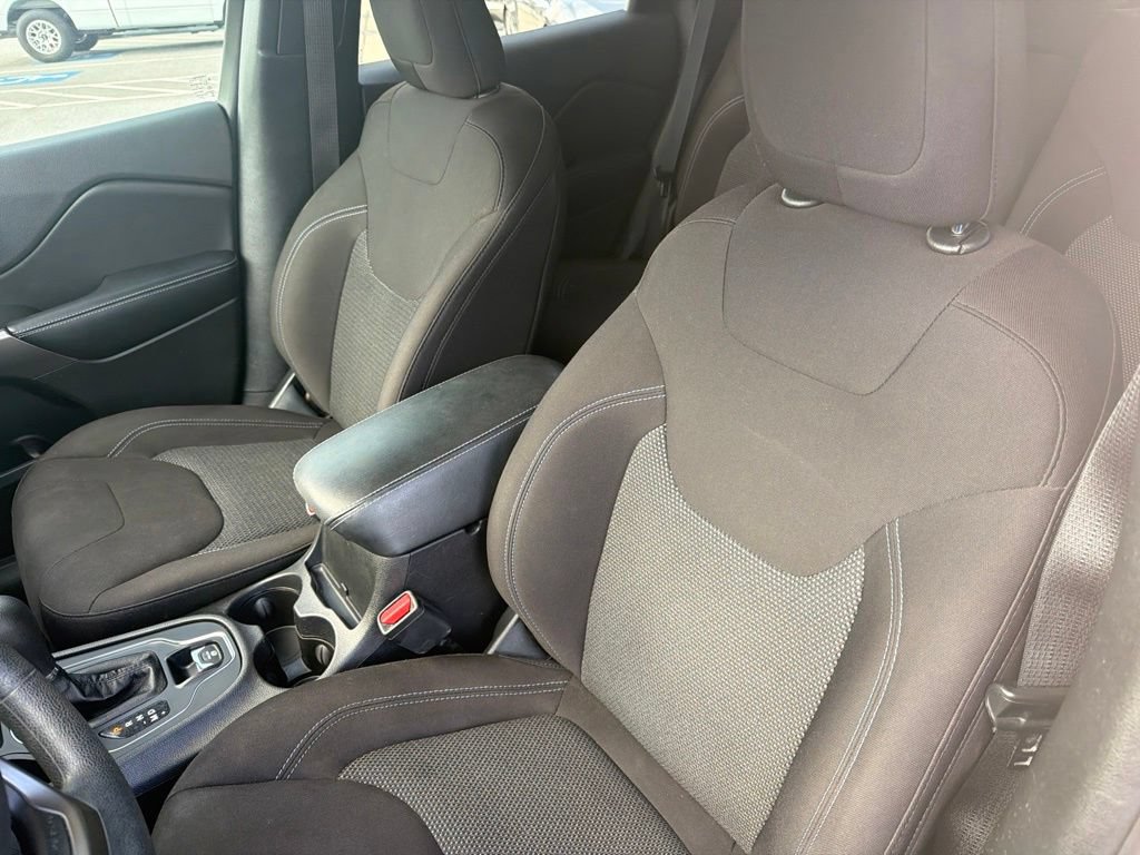 Used 2019 Jeep Cherokee Latitude w/ Popular Appearance Group FWD image 19