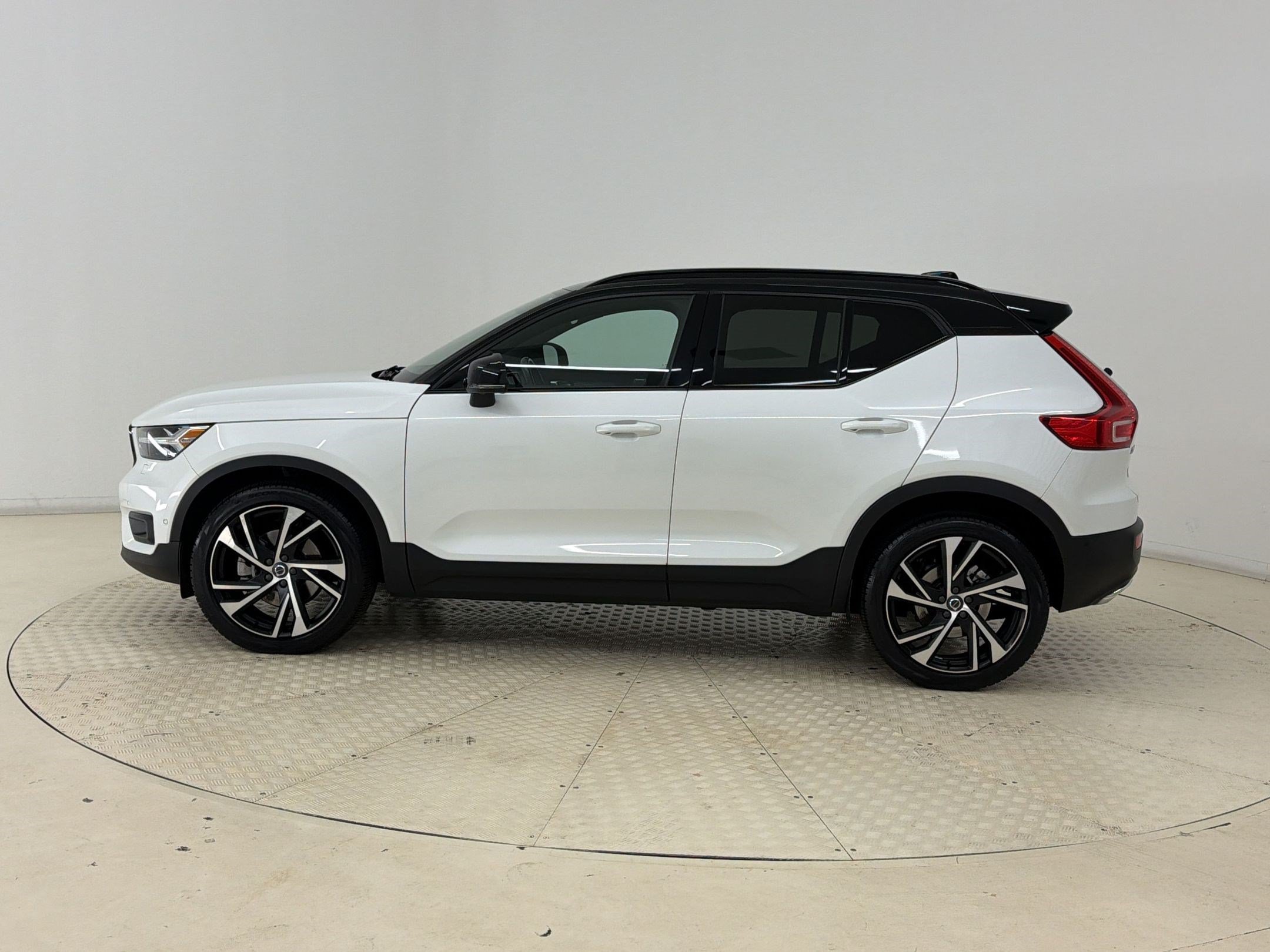 Used 2019 Volvo XC40 T5 R-Design AWD/4WD image 2