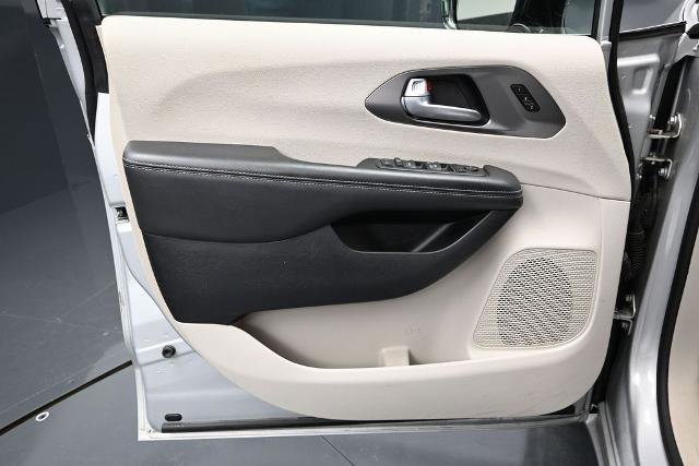 Used 2024 Chrysler Pacifica Touring-L FWD image 19