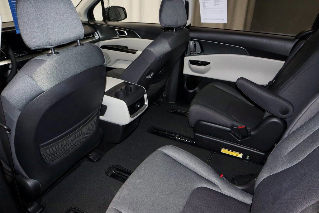 Used 2024 Kia Carnival LX image 21