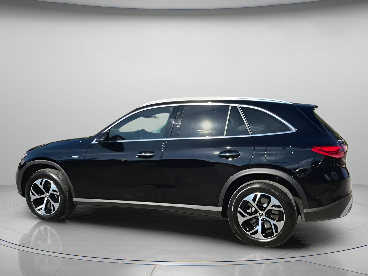 Used 2025 Mercedes-Benz GLC 350e 4MATIC image 11