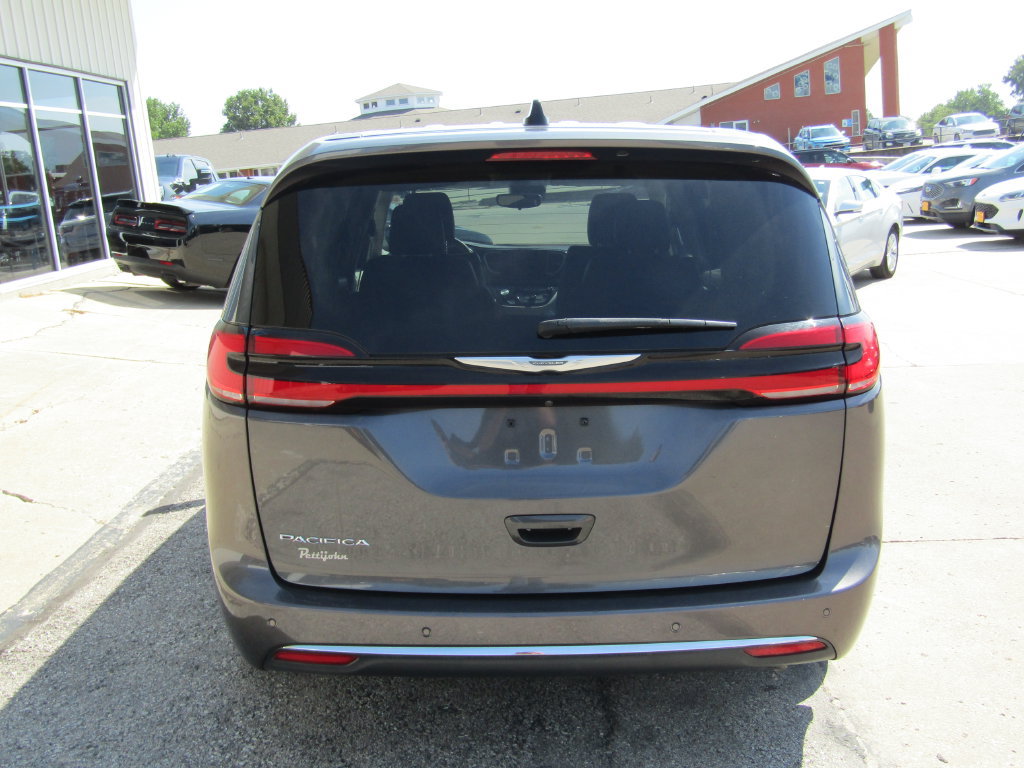 Used 2023 Chrysler Pacifica Touring-L FWD image 4
