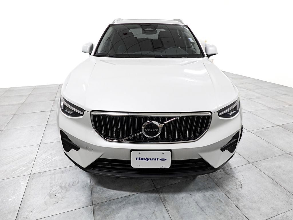 Used 2025 Volvo XC40 B5 Core AWD/4WD image 3