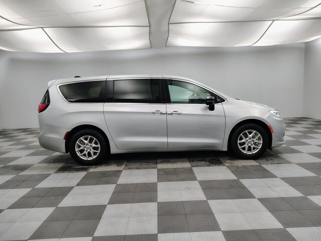 Used 2024 Chrysler Pacifica Touring-L FWD image 10