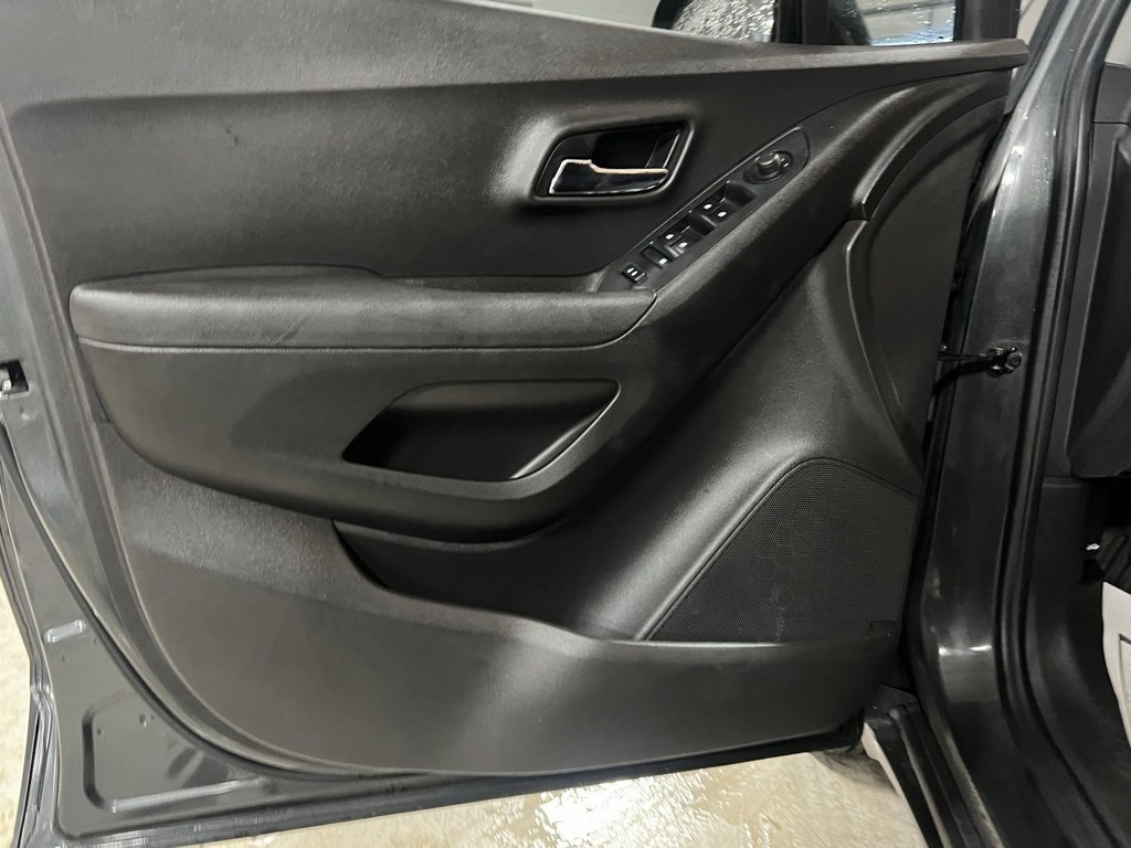Used 2017 Chevrolet Trax LT w/ LT Convenience Package image 17
