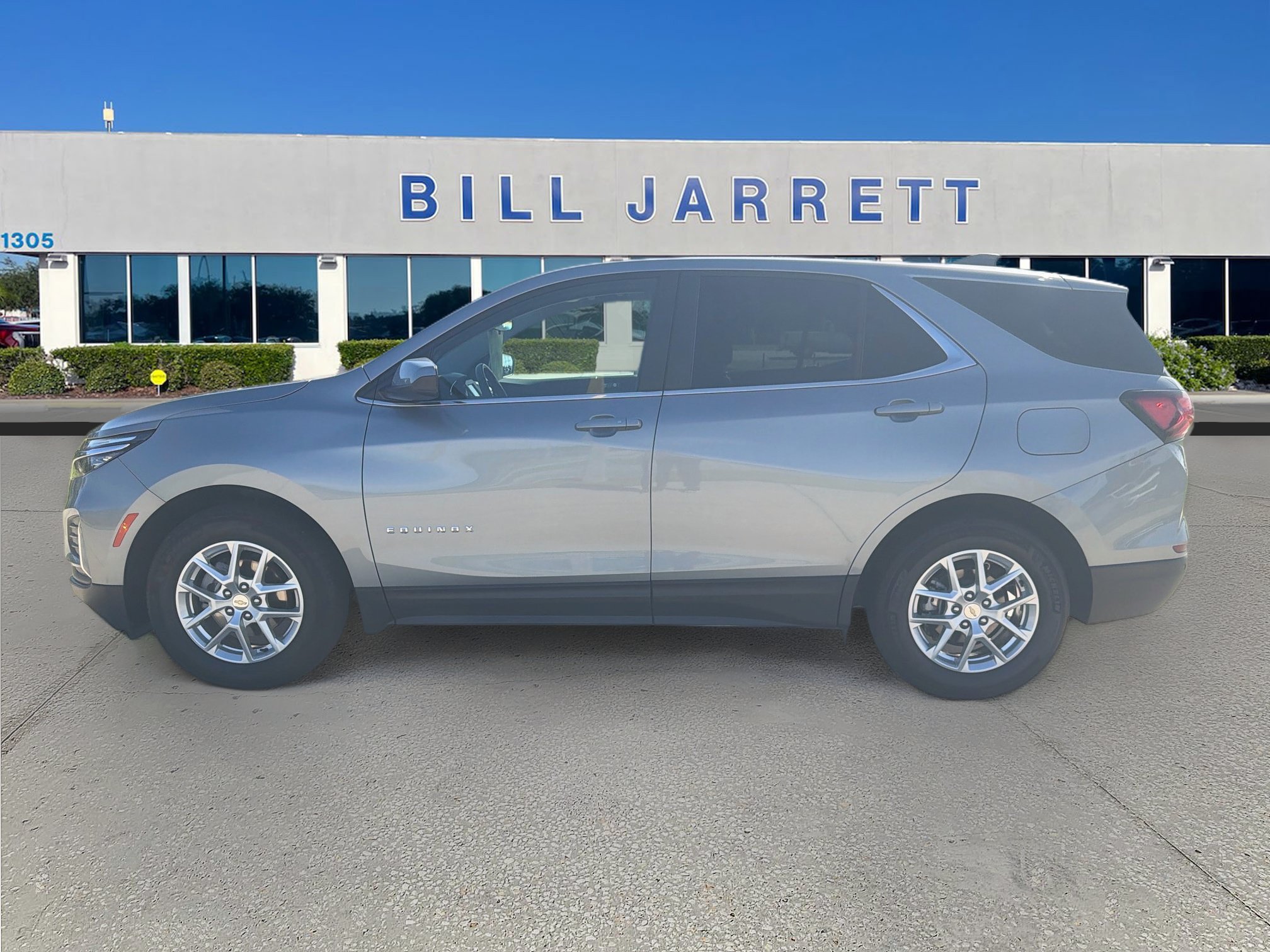 Used 2024 Chevrolet Equinox LT FWD image 2