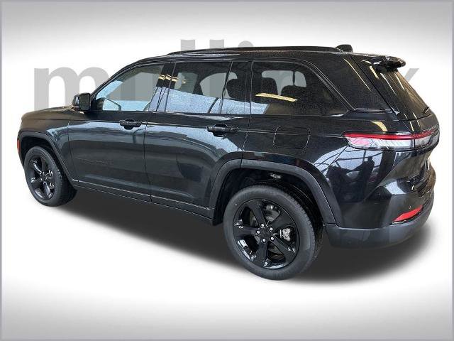 Used 2023 Jeep Grand Cherokee Limited w/ Luxury Tech Group II image 11