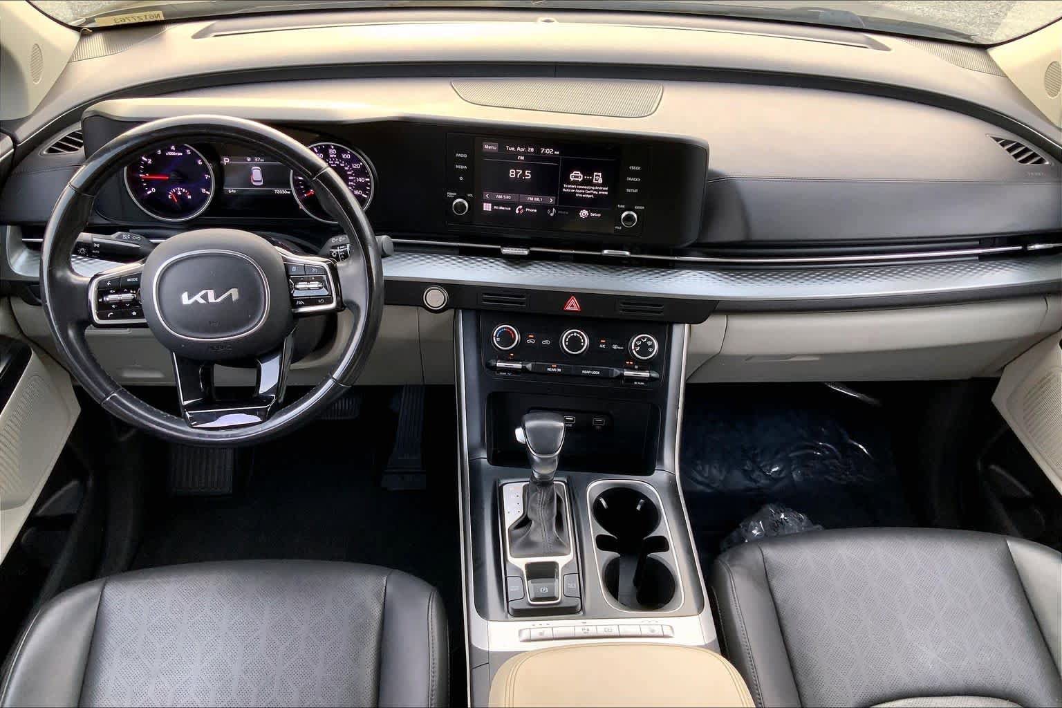 Used 2022 Kia Carnival LX FWD image 14