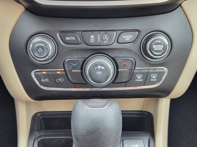 Used 2019 Jeep Cherokee Latitude w/ Popular Appearance Group FWD image 17
