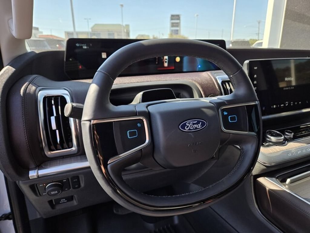 Certified 2025 Ford Expedition Platinum w/ Platinum Ultimate Package AWD/4WD image 11