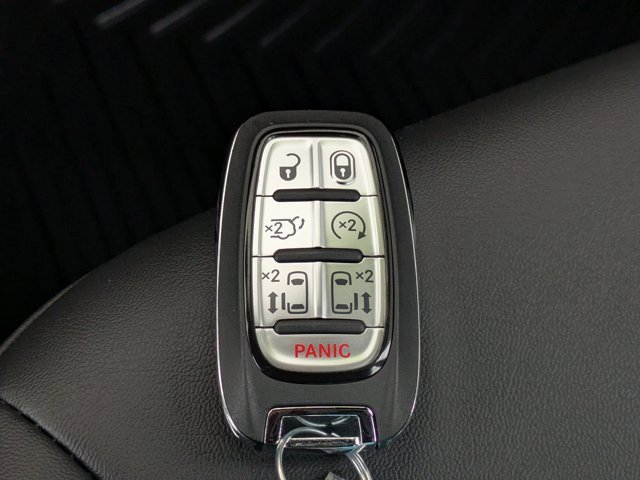 Used 2025 Chrysler Pacifica Select image 29