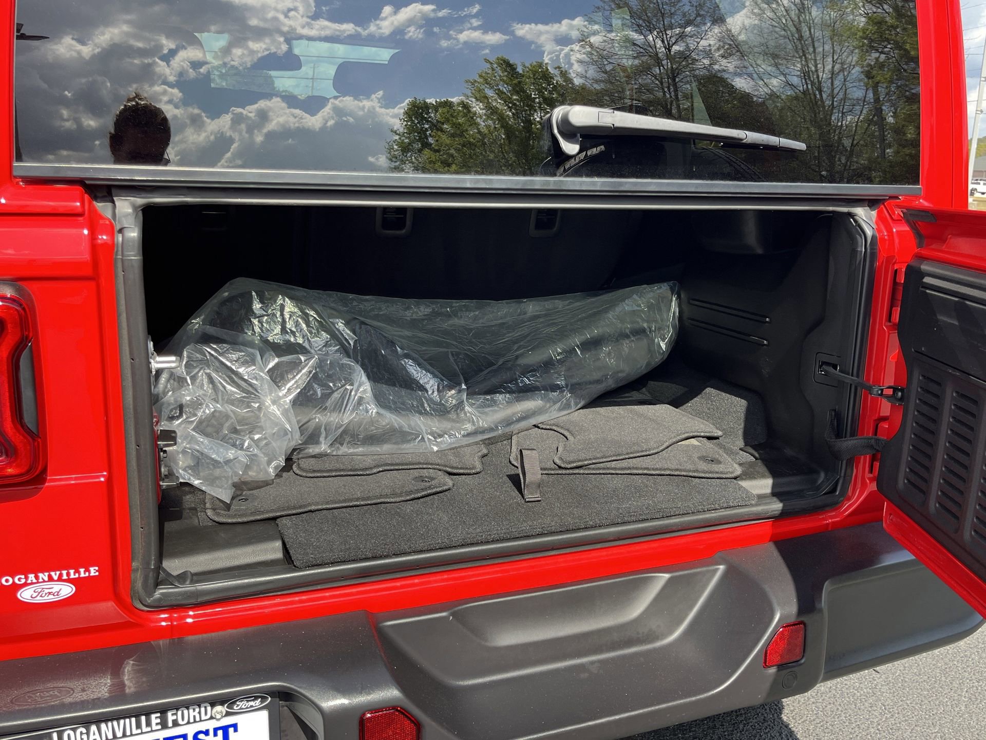 Used 2025 Jeep Wrangler Unlimited Sahara w/ Safety Group image 24