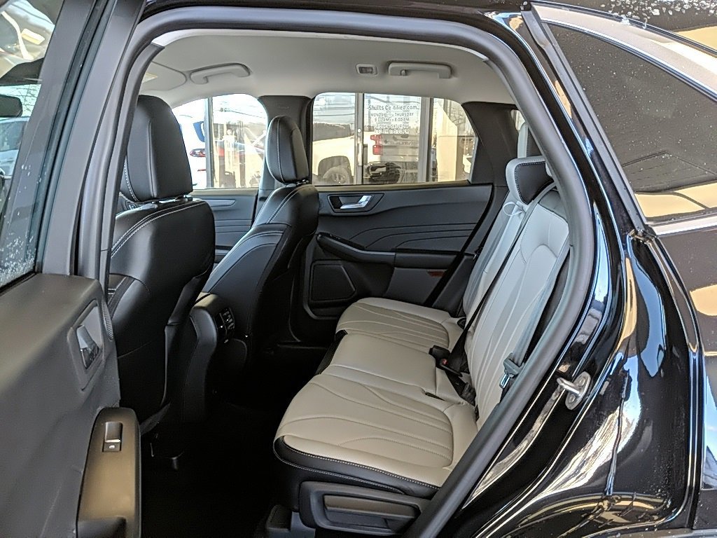 Certified 2025 Ford Escape Platinum w/ Premium Technology Package image 11