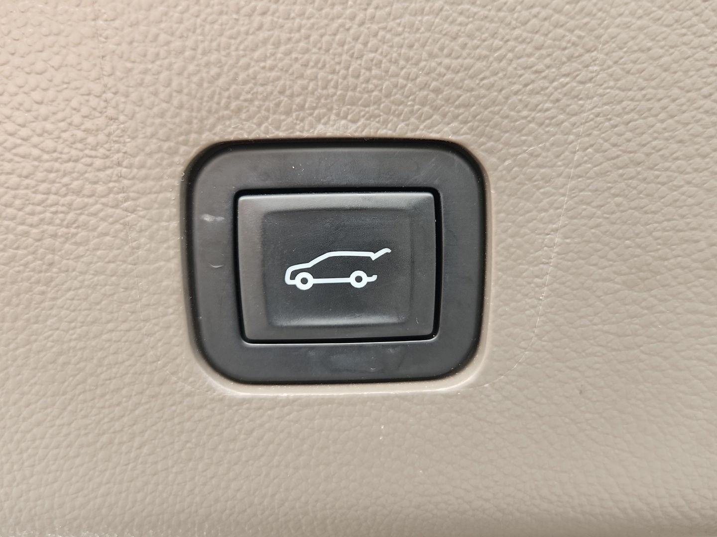 Used 2018 Chevrolet Traverse LT FWD image 12