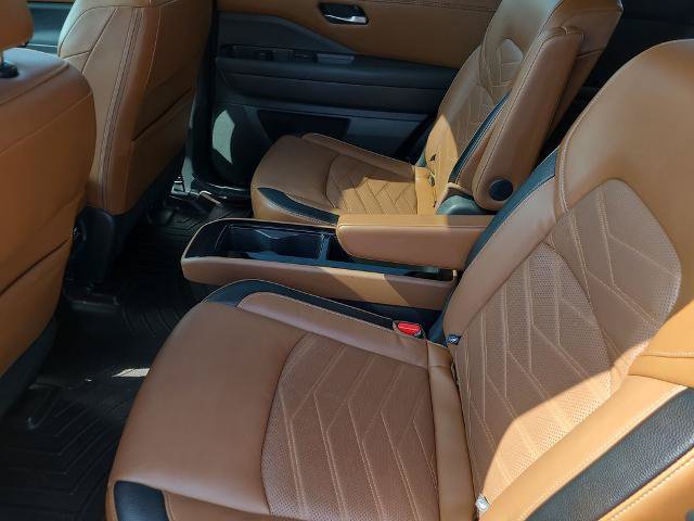 Used 2023 Nissan Pathfinder Platinum FWD image 18